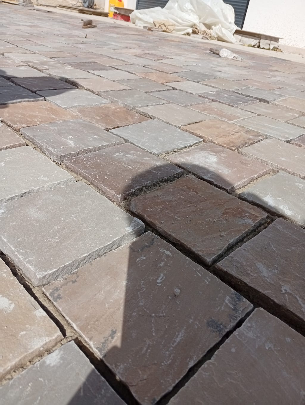 Pose d'une allée pavée sur notre chantier de Saint-Barnabé, à Marseille
