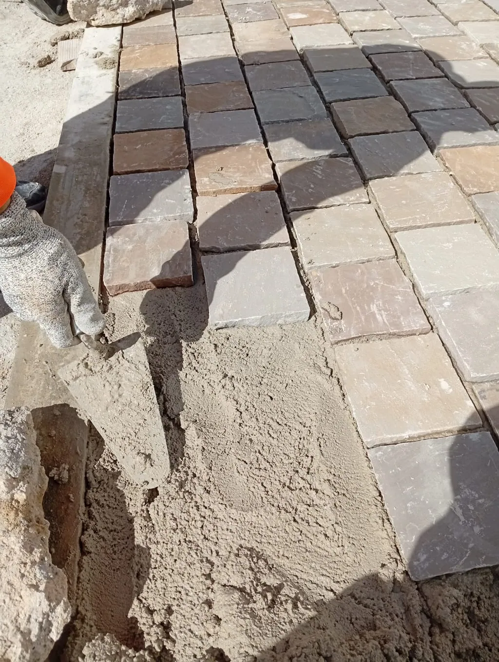 Pose d'une allée pavée sur notre chantier de Saint-Barnabé, à Marseille
