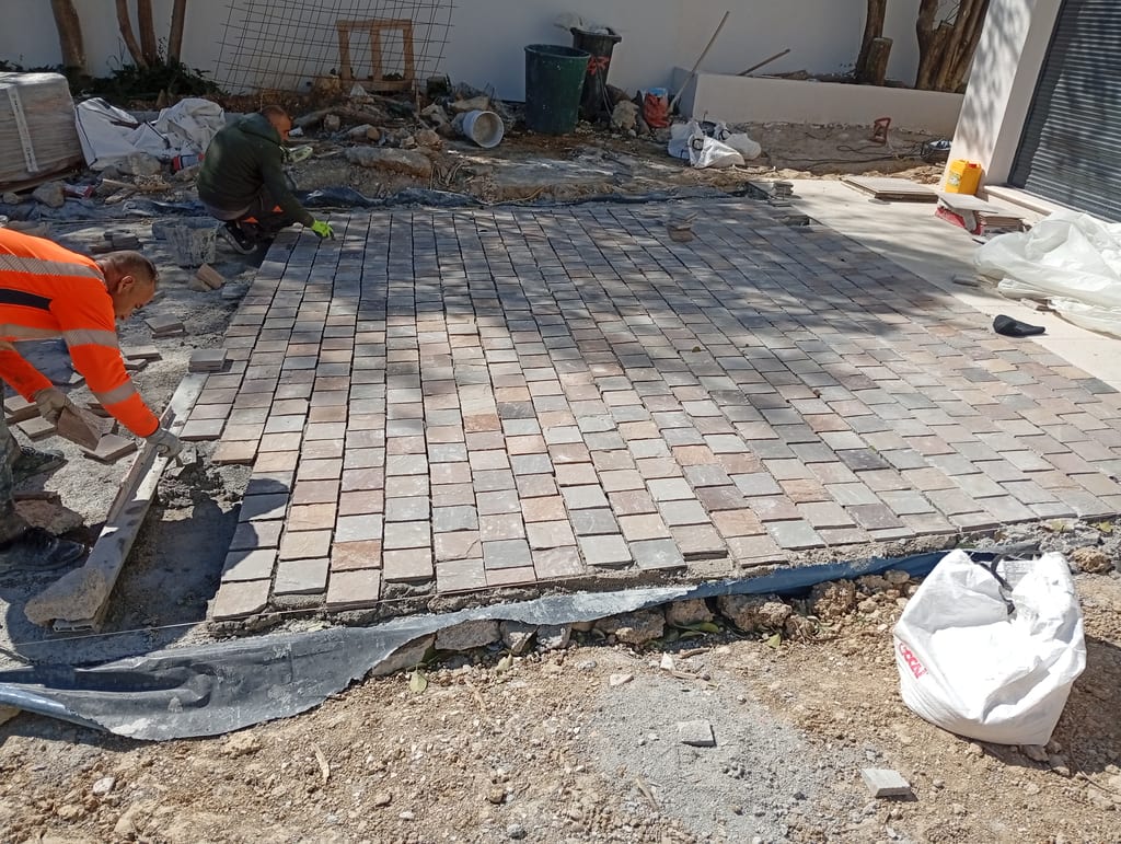 Pose d'une allée pavée sur notre chantier de Saint-Barnabé, à Marseille