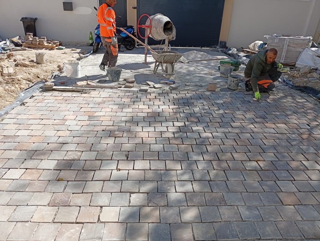 Pose d'une allée pavée sur notre chantier de Saint-Barnabé, à Marseille