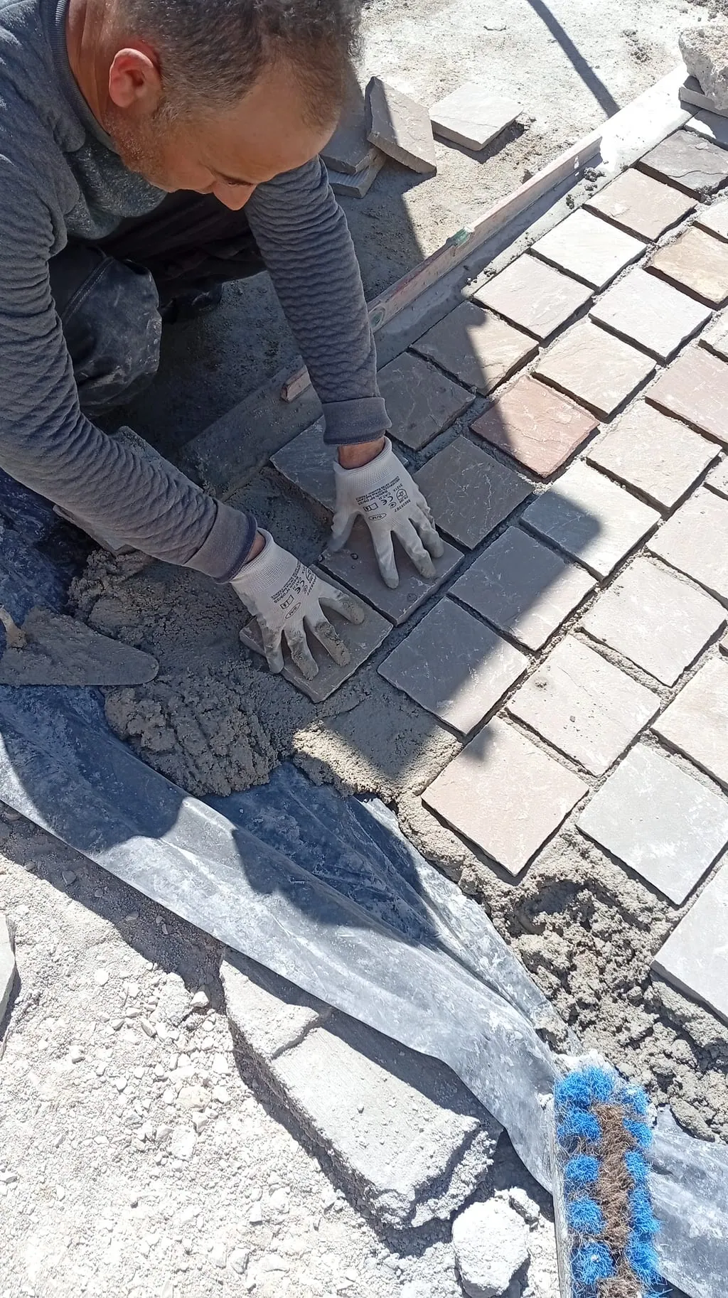 Pose d'une allée pavée sur notre chantier de Saint-Barnabé, à Marseille