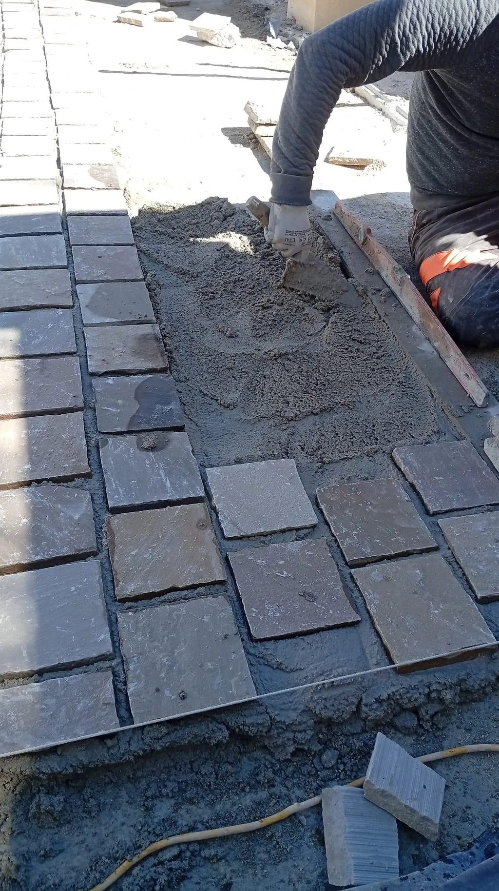 Pose d'une allée pavée sur notre chantier de Saint-Barnabé, à Marseille