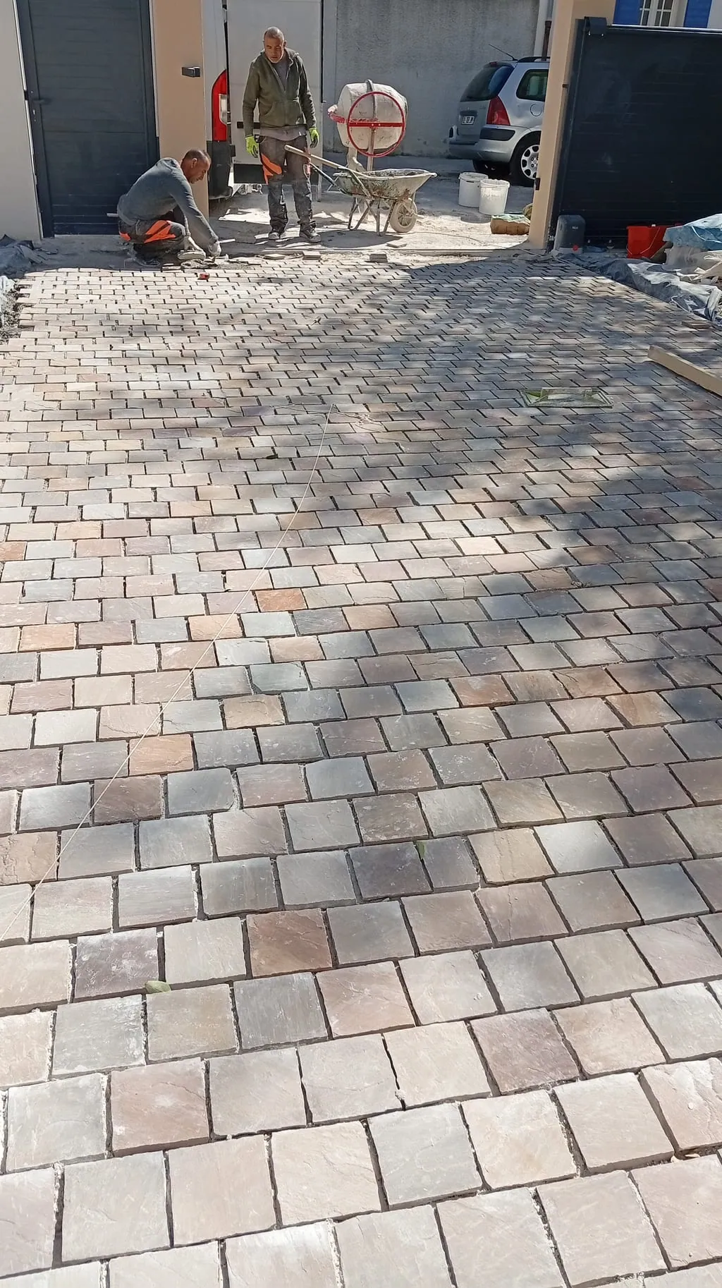 Pose d'une allée pavée sur notre chantier de Saint-Barnabé, à Marseille