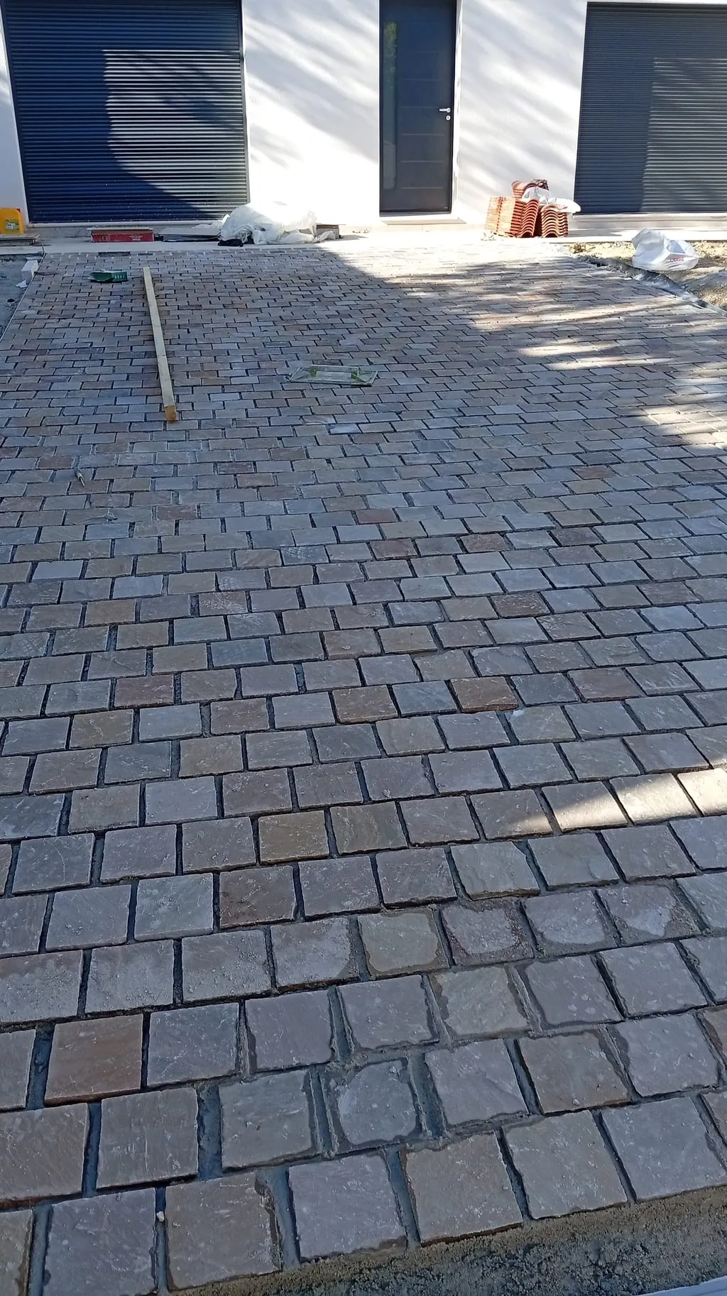 Pose d'une allée pavée sur notre chantier de Saint-Barnabé, à Marseille