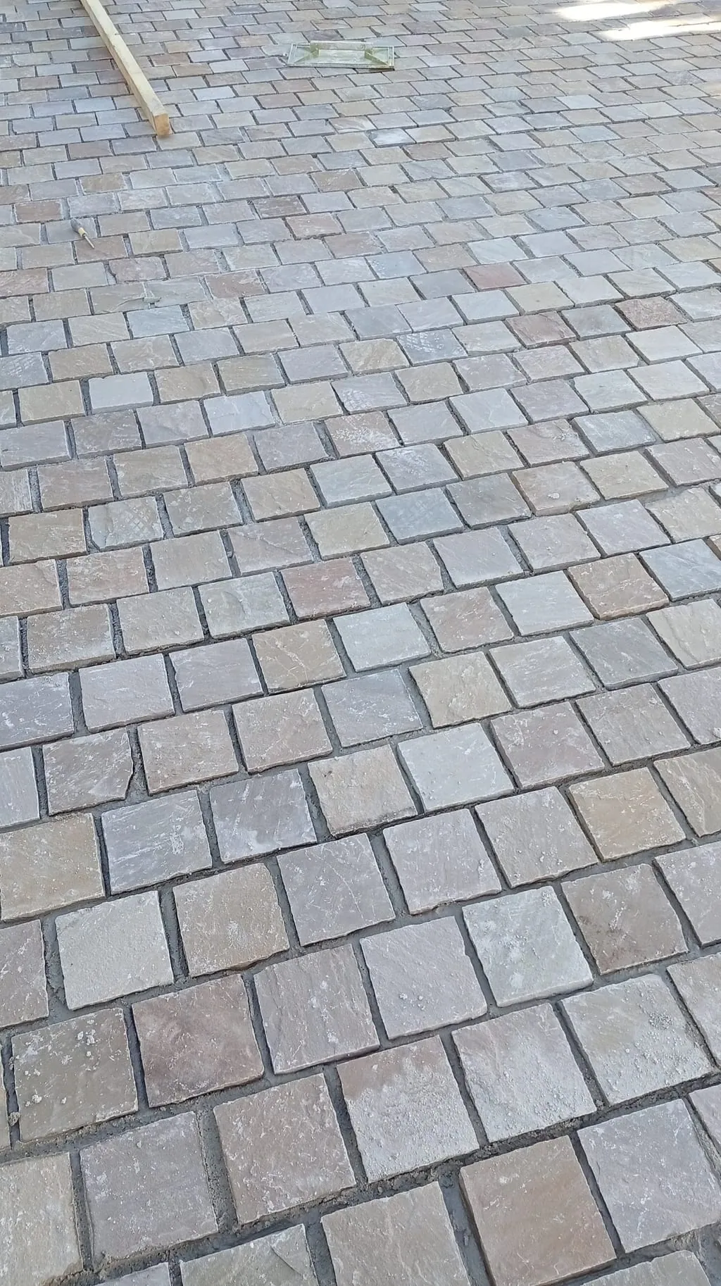 Pose d'une allée pavée sur notre chantier de Saint-Barnabé, à Marseille