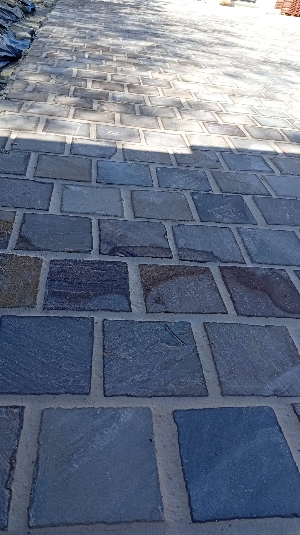 Pose d'une allée pavée sur notre chantier de Saint-Barnabé, à Marseille