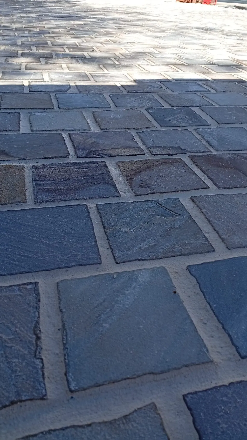 Pose d'une allée pavée sur notre chantier de Saint-Barnabé, à Marseille