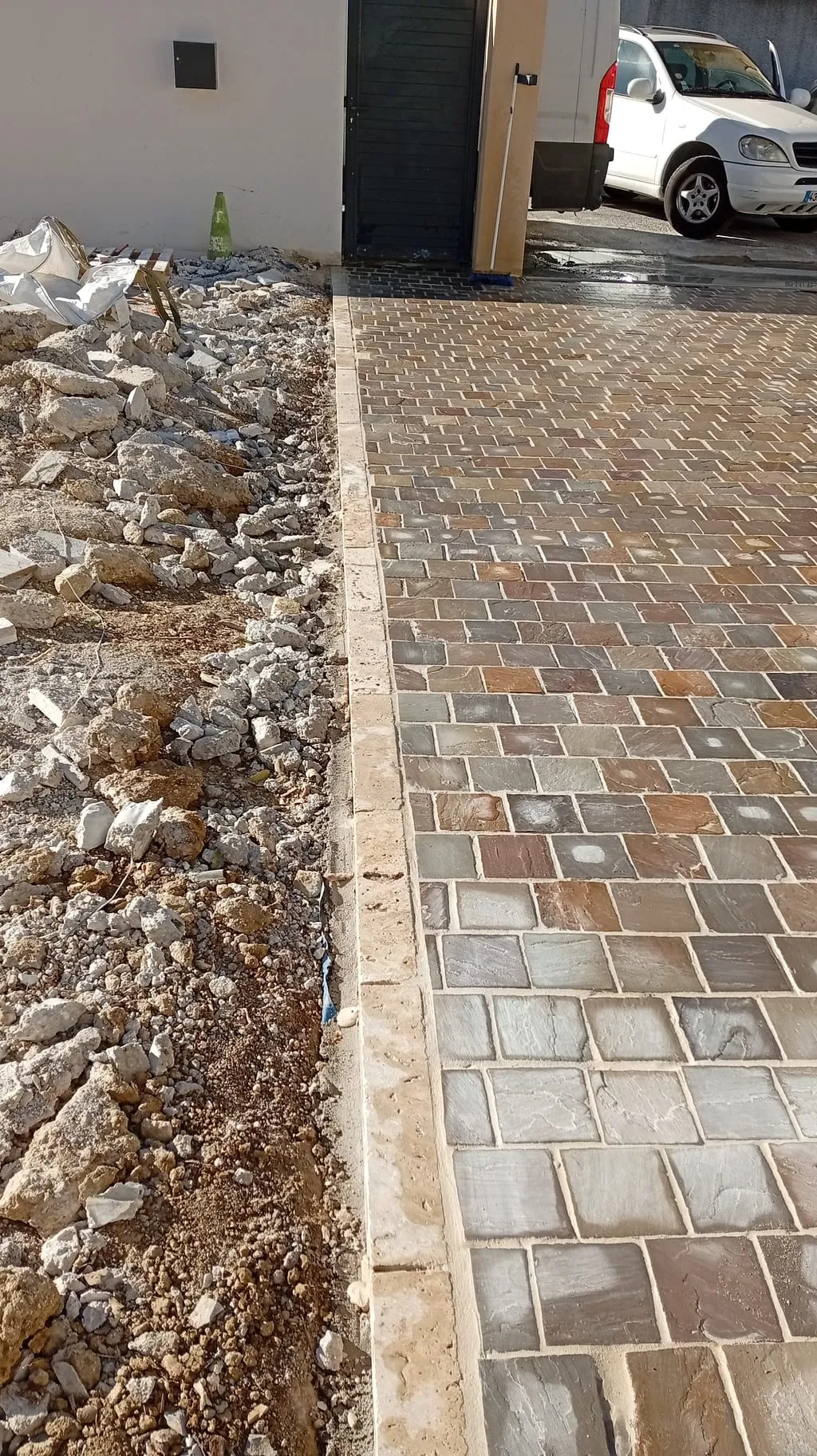 Pose d'une allée pavée sur notre chantier de Saint-Barnabé, à Marseille