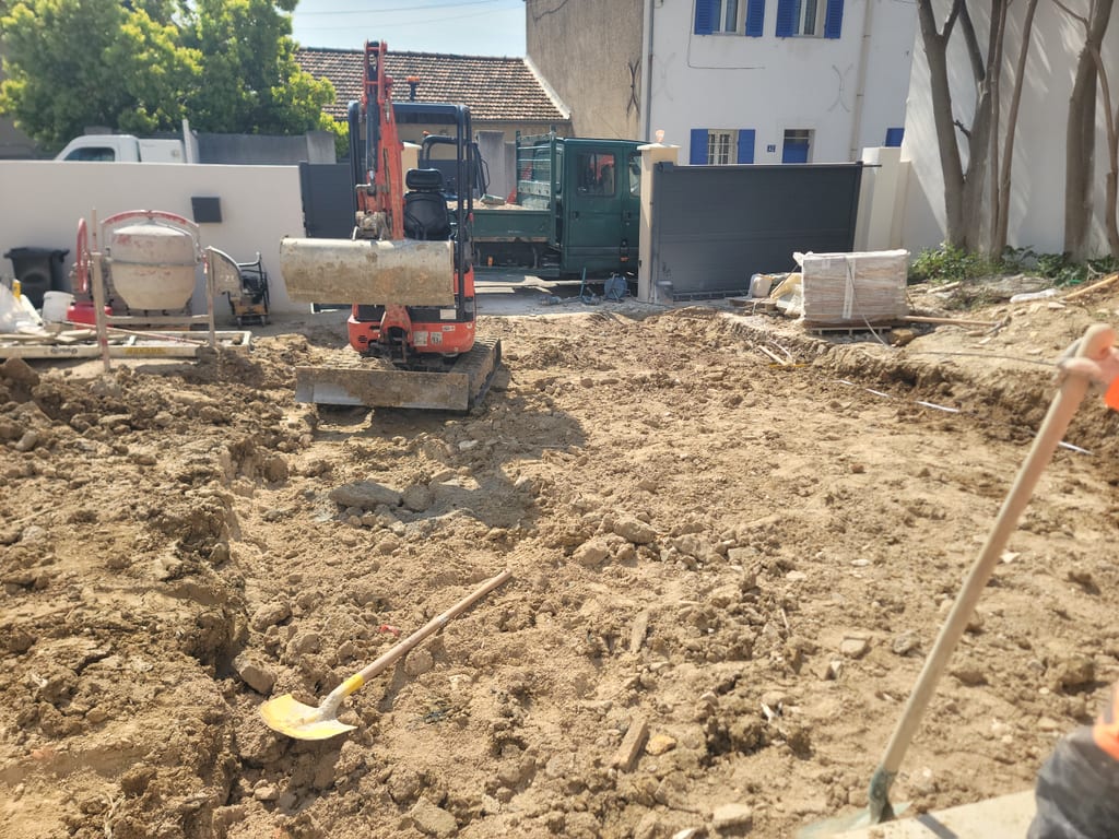 Pose d'une allée pavée sur notre chantier de Saint-Barnabé, à Marseille