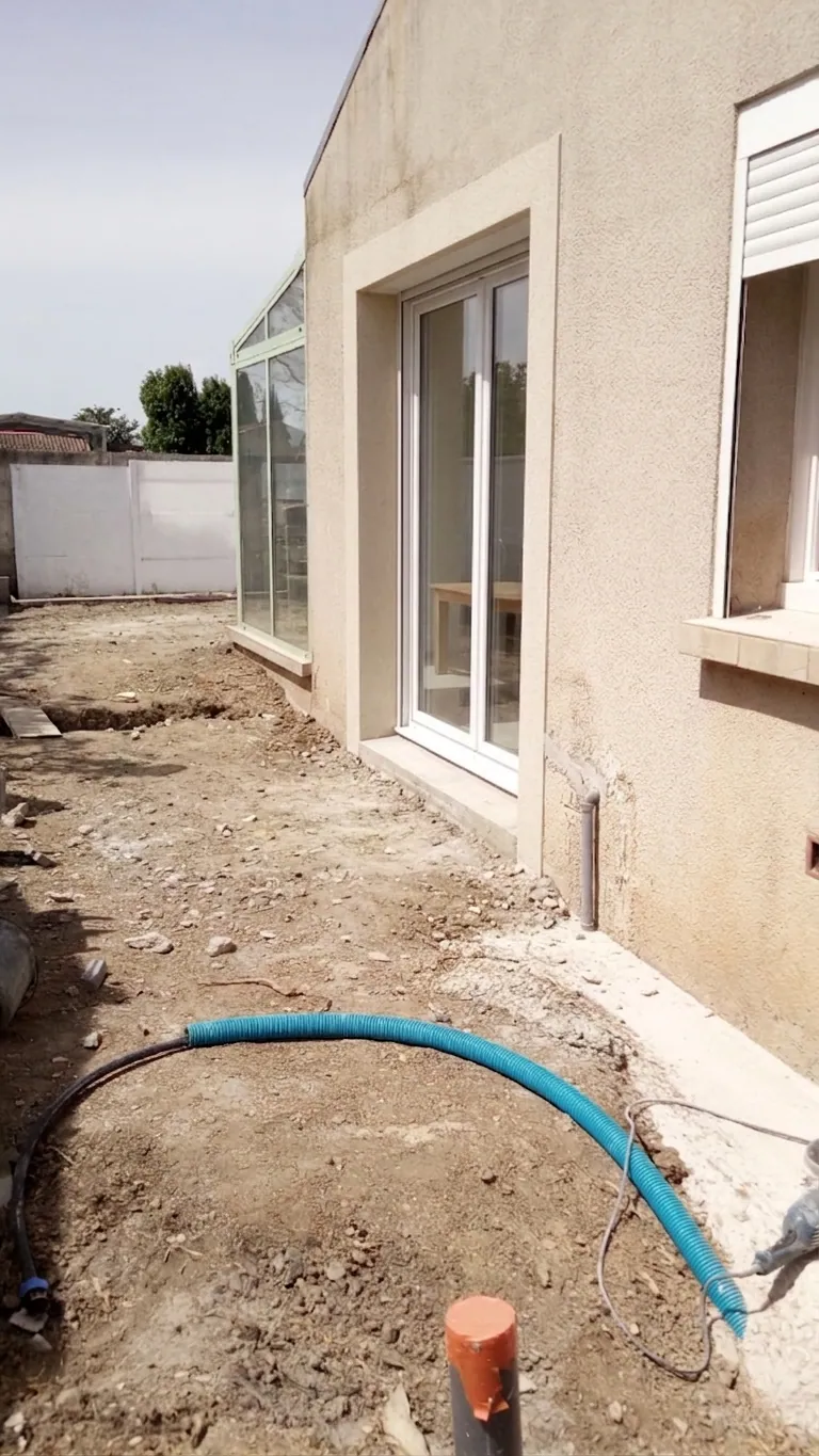 Ouverture mur porteur livrée à Ventabren — baie vitrée alu blanc 160 × 215 cm posée sur mur en agglo découpé, terrain stabilisé · Les Maisons Vertes Provençales