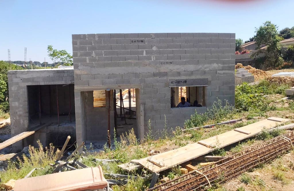 Chantier de maçonnerie structurelle en cours dans un immeuble ancien à Marseille