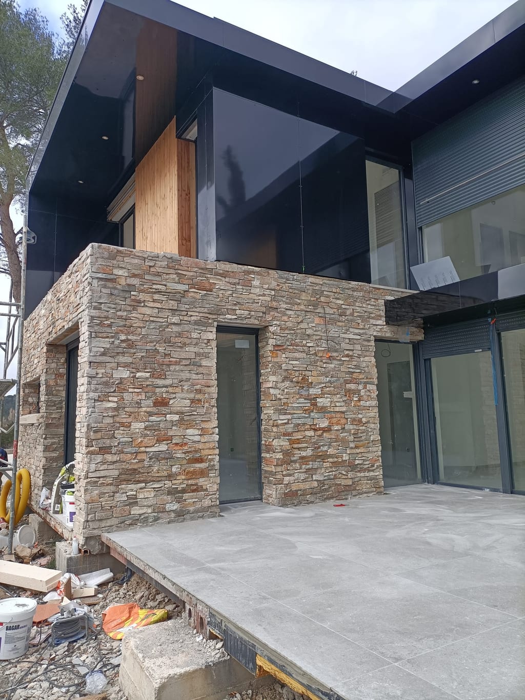 Chantier de construction maçonnée en Provence, murs en élévation définissant la surface de plancher
