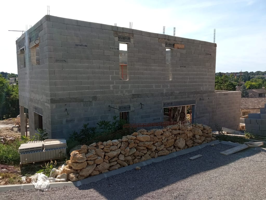 Construction d'une maison en Provence menée après obtention du permis de construire