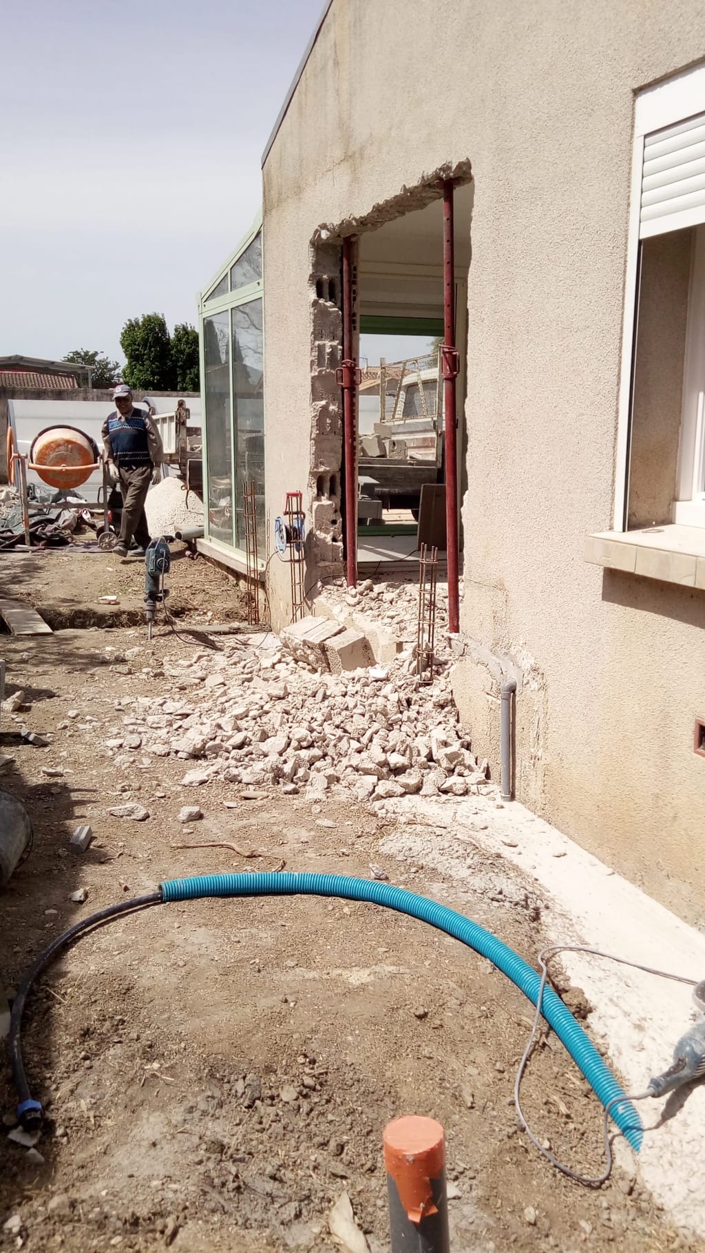 Création d'une ouverture dans un mur avec pose d'un linteau, chantier de maçonnerie en Provence