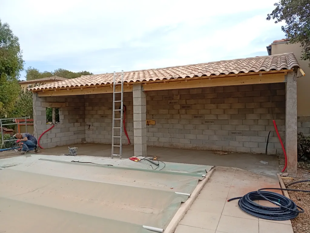 Détail pergola et piliers ocre — cuisine d'été