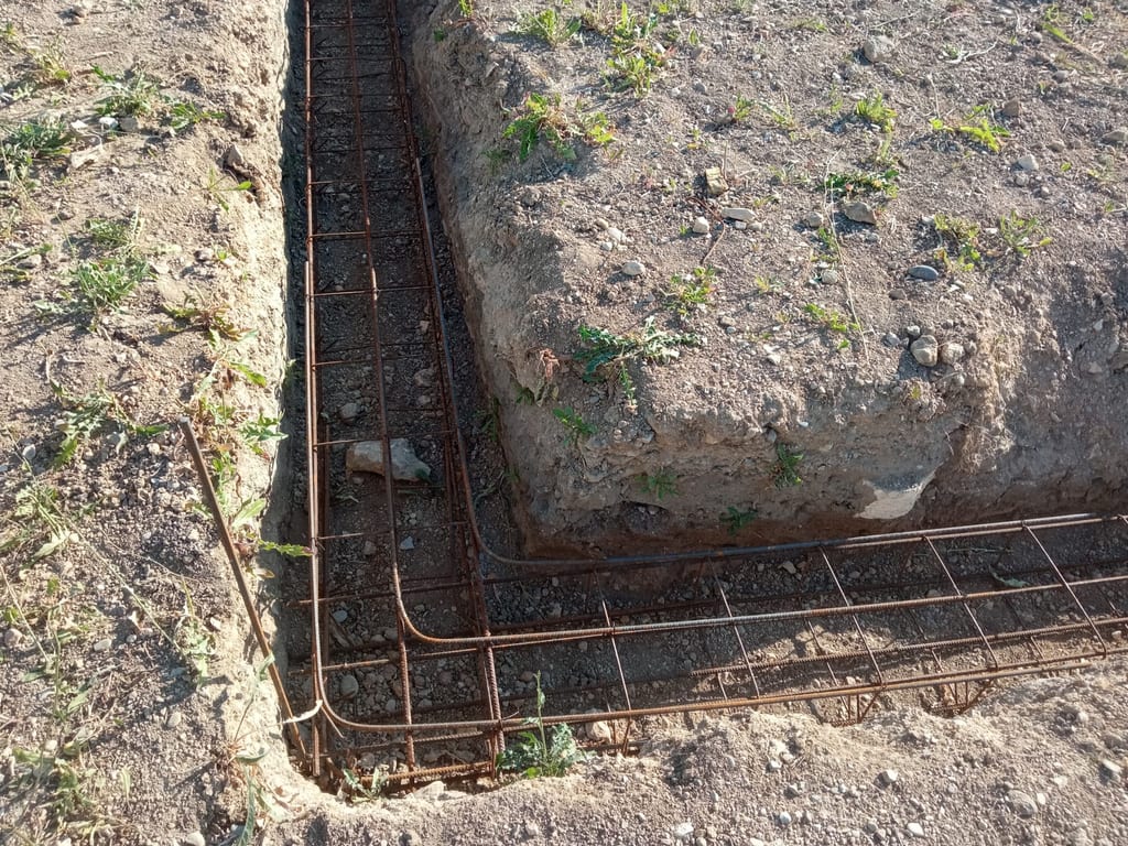 Fouilles de fondation ferraillées avant coulage sur un chantier de maison à Aix-en-Provence