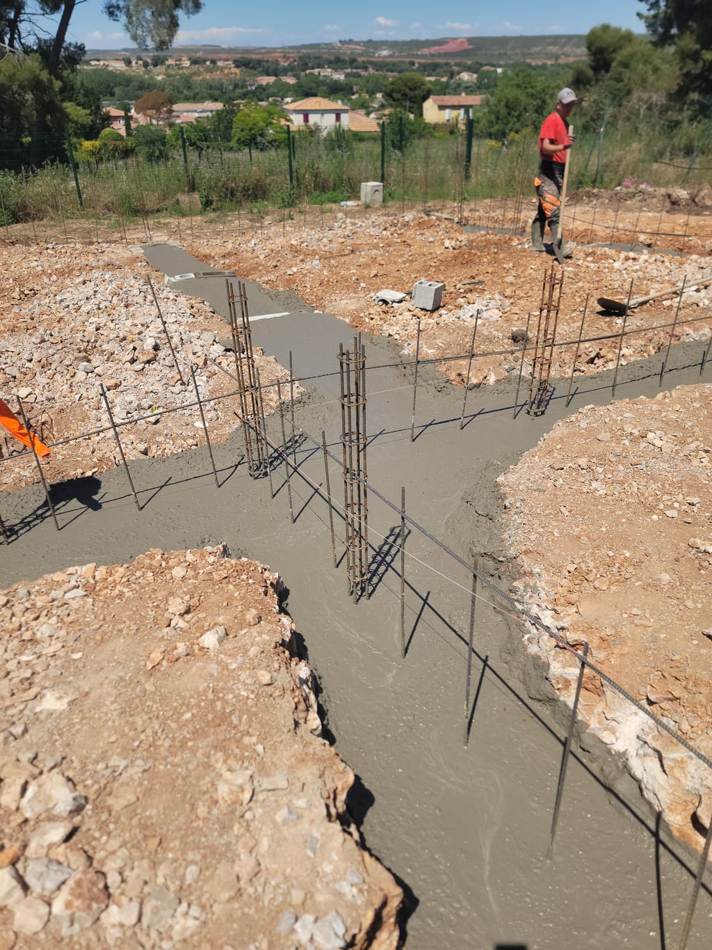 Vue panoramique du chantier — fouilles, ferraillages et premières arases