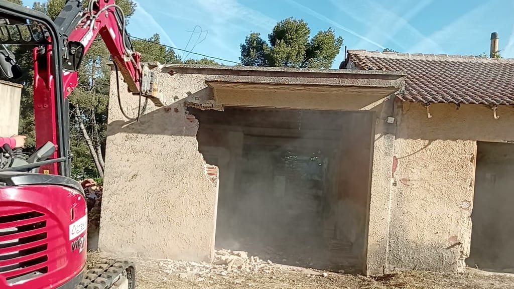 Démolition d'un garage au brise-roche hydraulique générant des gravats aux Pennes-Mirabeau