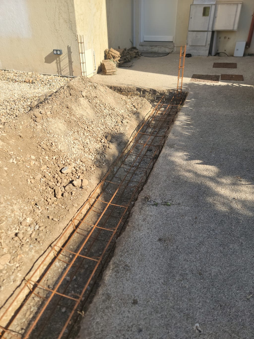 Ferraillage longitudinal de la semelle filante avec cadres HA6 et aciers d'attente verticaux