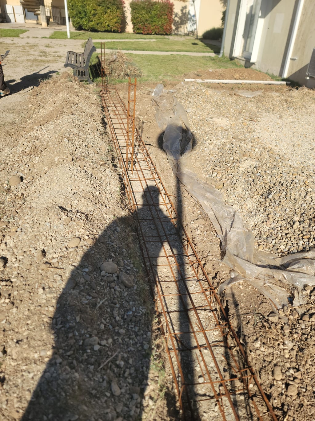 Vue large terrain et fouille périphérique avec ferraillage — limite parcelle Arles
