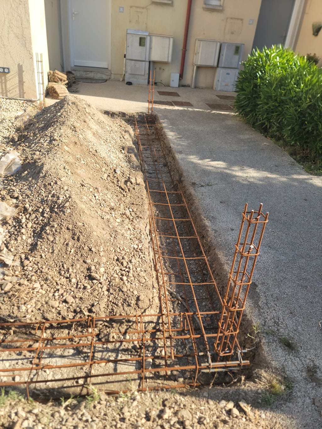 Raccord en angle entre la nouvelle semelle filante et un mur enduit existant