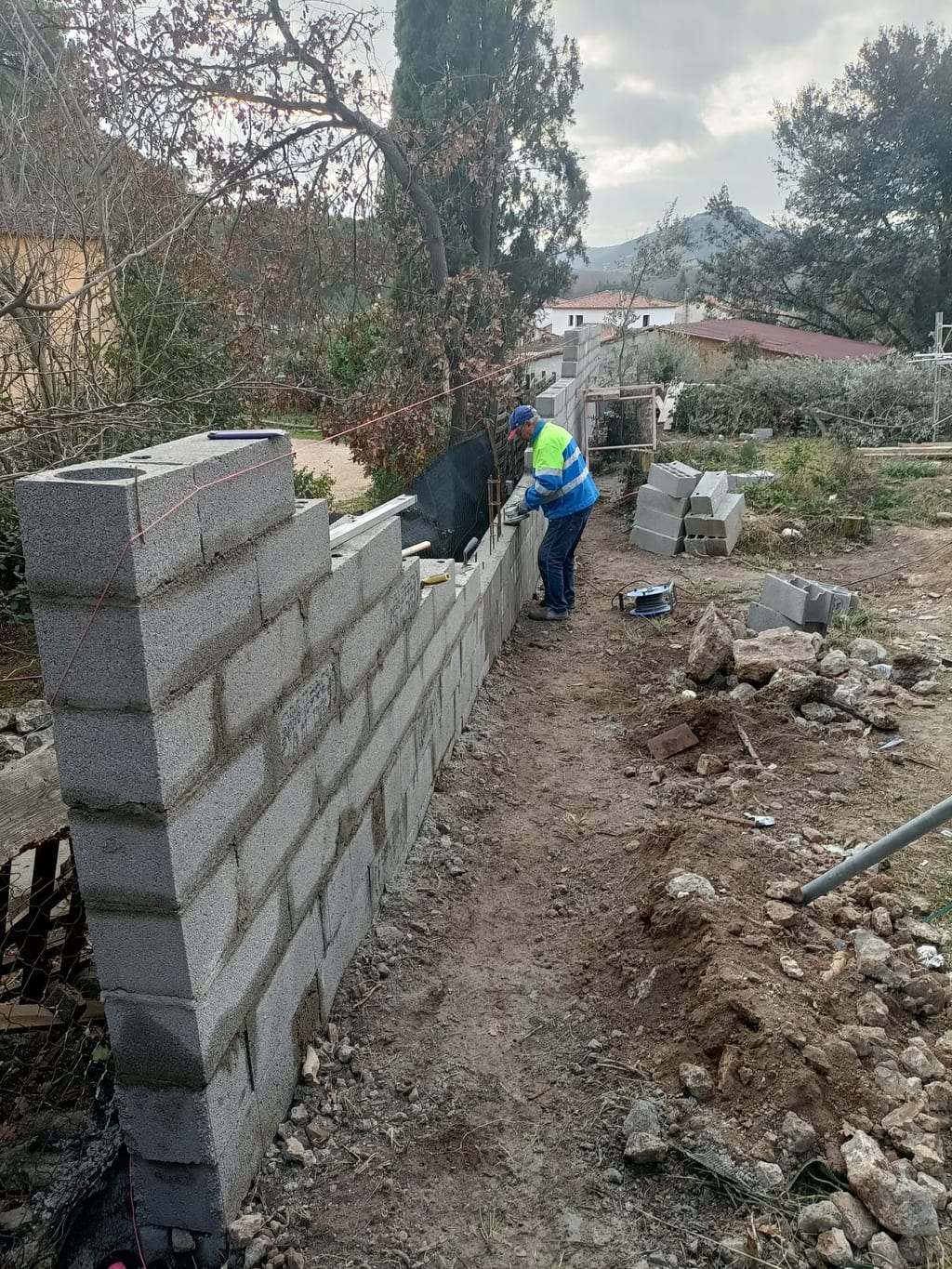 Mur de clôture implanté sur la limite bornée d'une parcelle à Aix-en-Provence