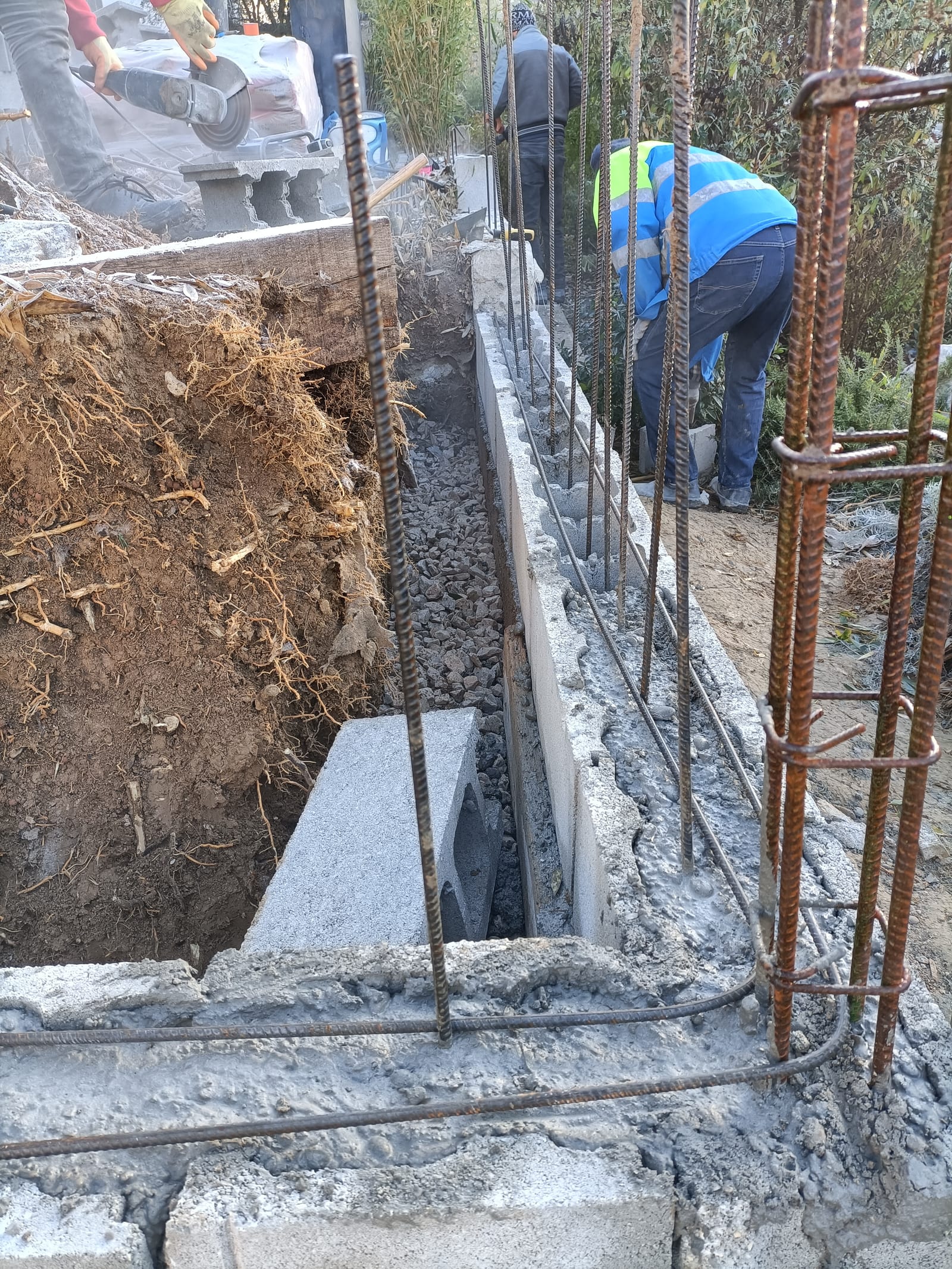 Construction maison avec mur de soutènement — chantier