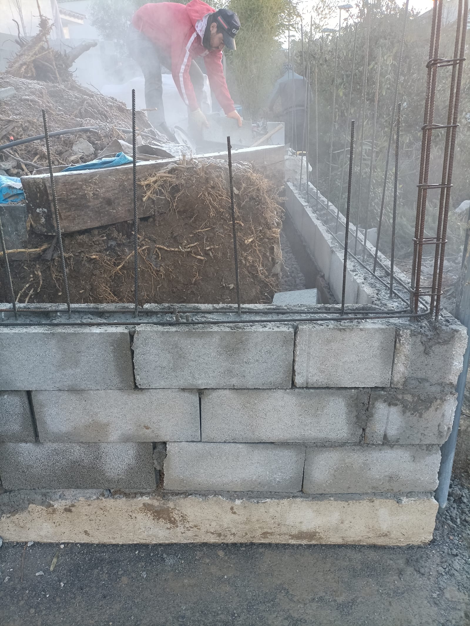 Mur de soutènement et fondation béton armé — chantier villa