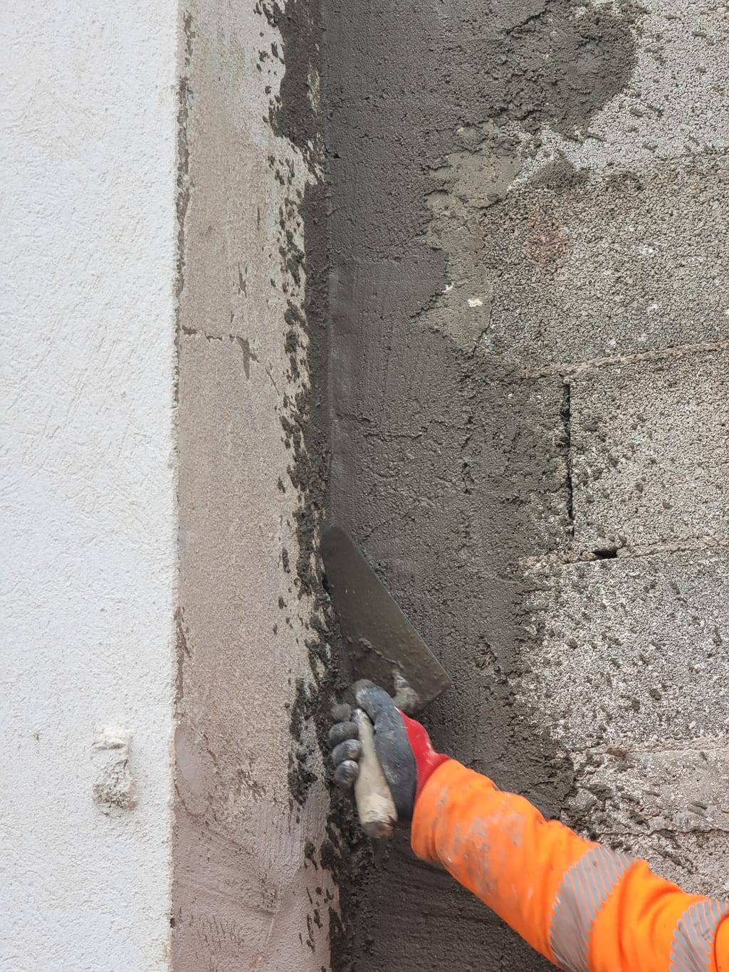Gros plan lissage truelle d'un enduit sur voile béton