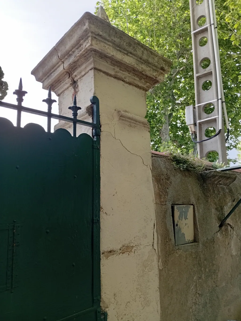 Pose d'une poutre acier IPN dans un mur porteur ouvert lors d'un chantier à Aix-en-Provence