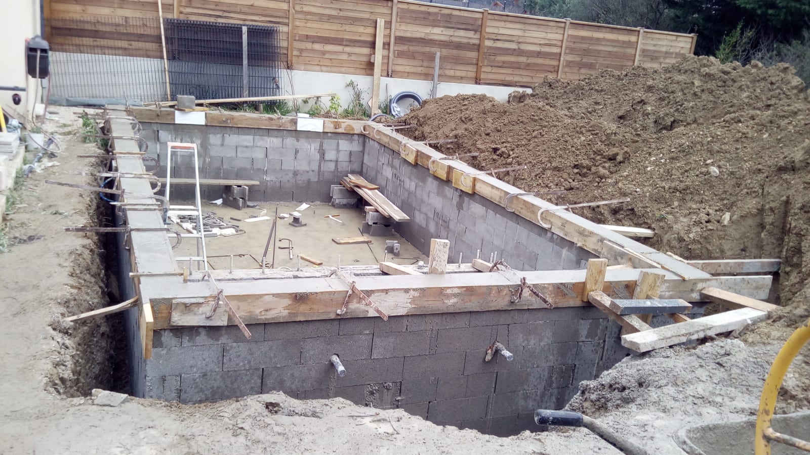 Piscine béton finie à Marseille 9e — finition carrelage villa de Sainte-Marguerite · 13009 · LMVP