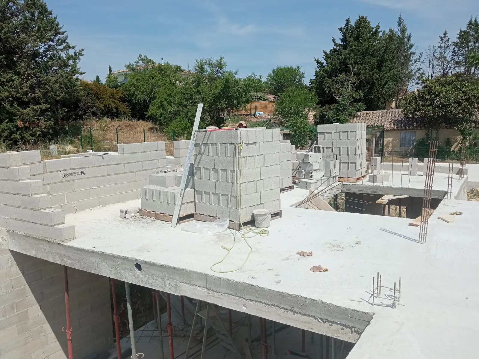 Renforcement d'un plancher par dalle béton sur un chantier de rénovation en Provence