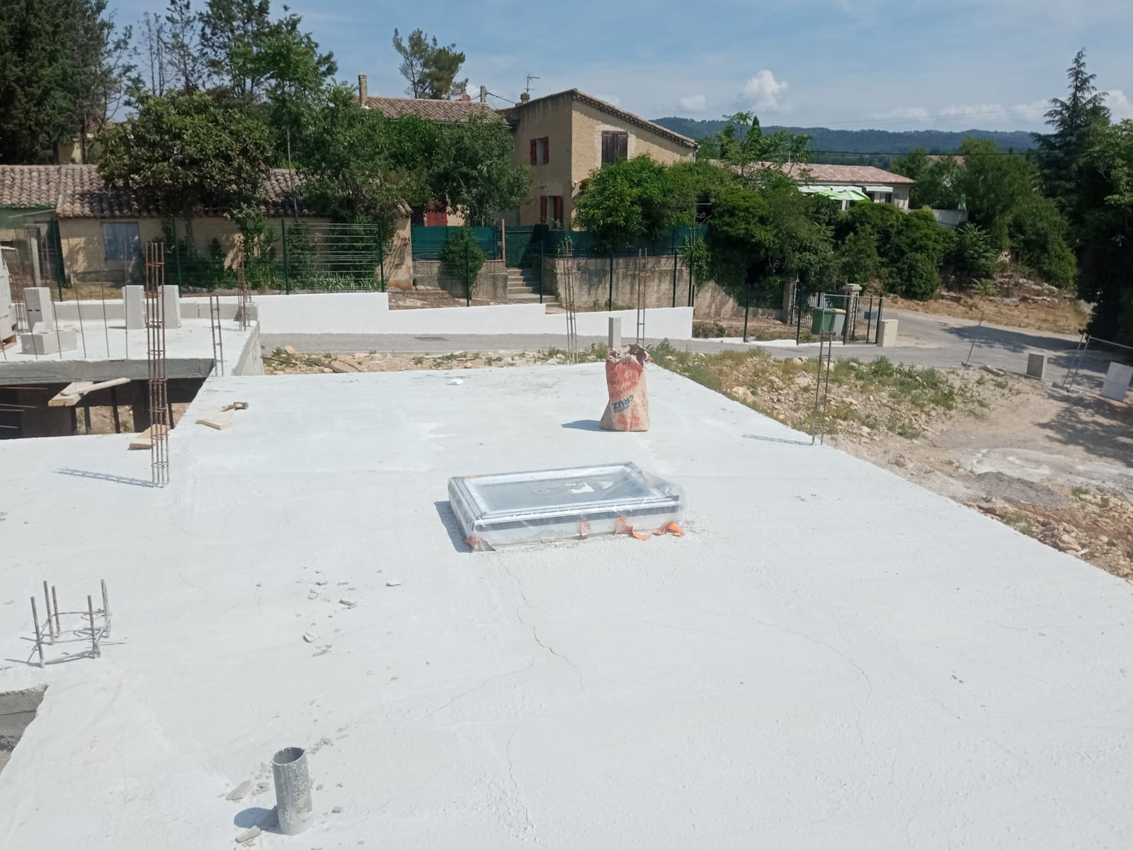 Entreprise terrassement proche Bouches-du-Rhône · pelleteuse 8 t en fouille de fondation · LMVP