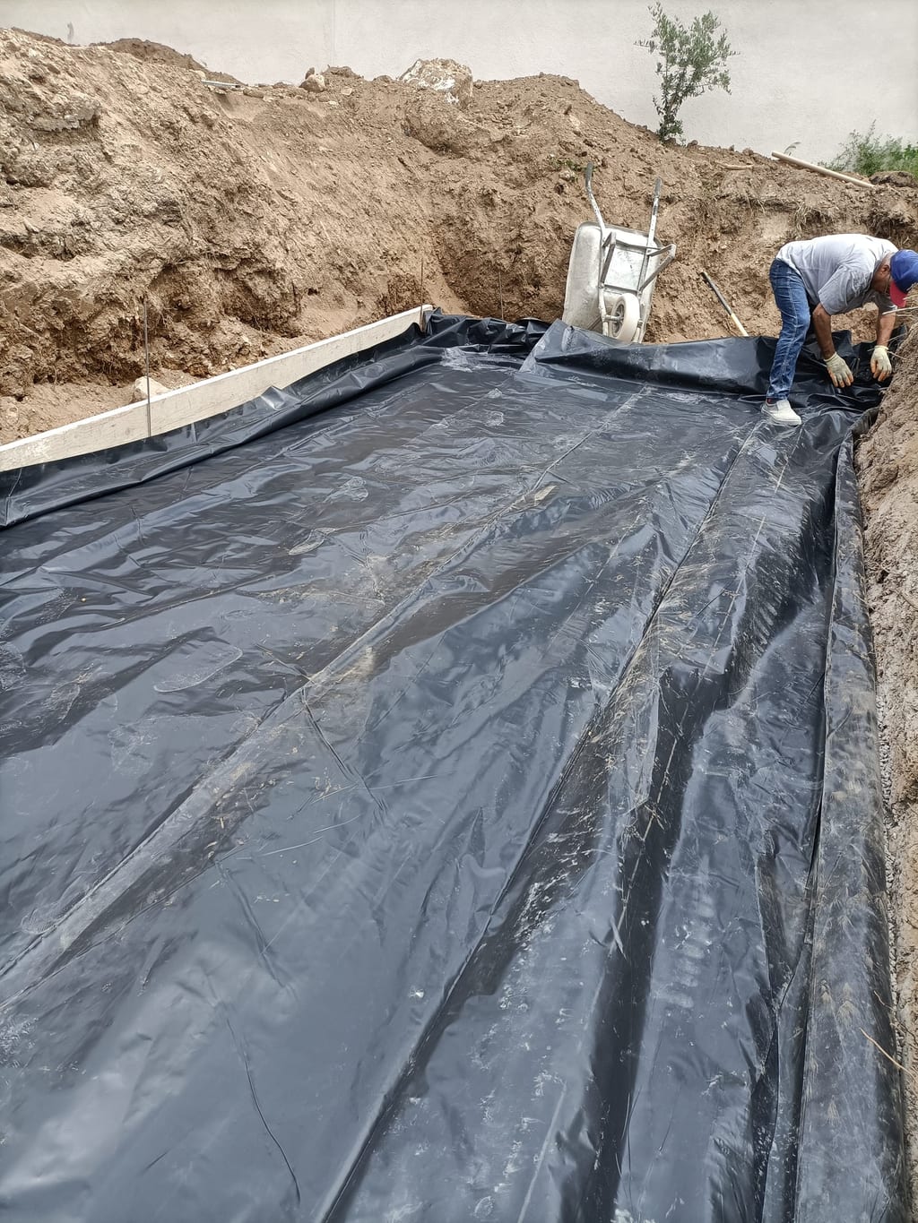 Film polyane posé sur hérisson compacté avant coulage d'une dalle béton en Provence