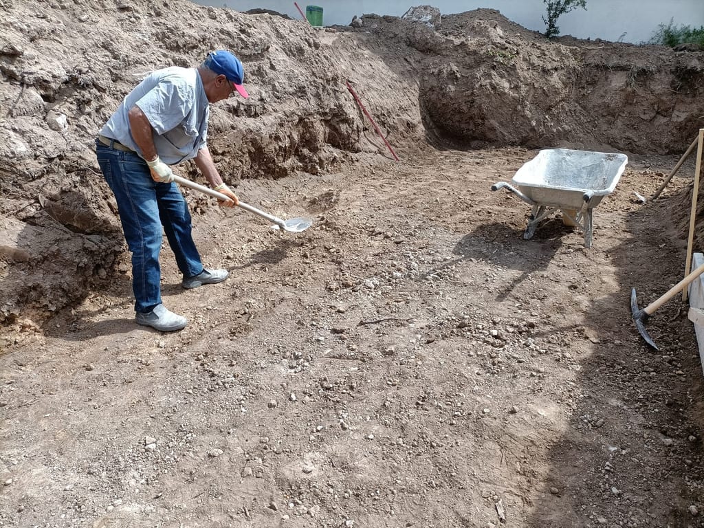 Dalle béton préparée pour recevoir un abri de jardin sur un terrain en Provence