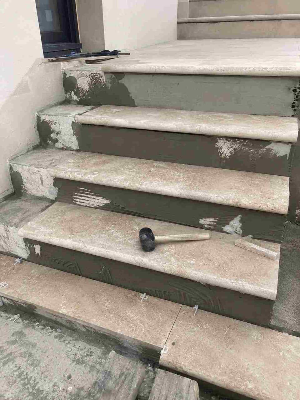 Marches d'escalier extérieur habillées de travertin en Provence