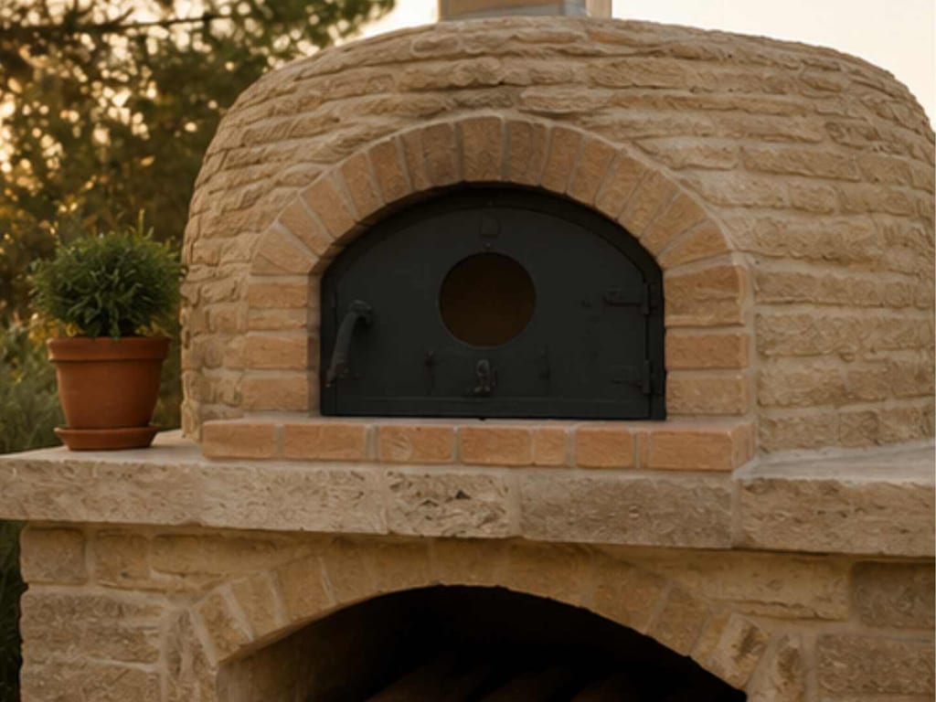 Four à pizza maçonné traditionnel à voûte hémisphérique en briques réfractaires habillé d'enduit chaux, cuisine d'été Aubagne