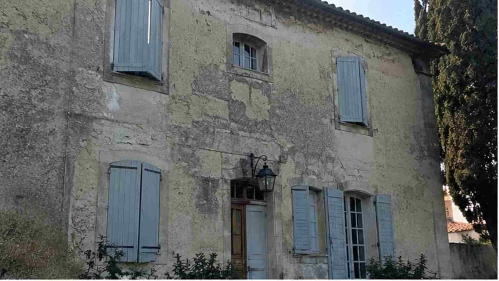 Façade de la bastide XVIIIe avant ravalement : enduit ciment décollé par plaques et pierre calcaire apparente dégradée, Aix-en-Provence