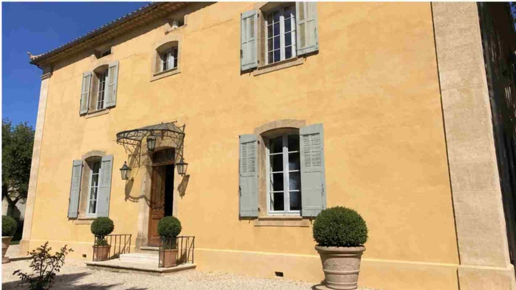 Chantier de ravalement d'une bastide provençale à la chaux par Les Maisons Vertes Provençales, Aix-en-Provence