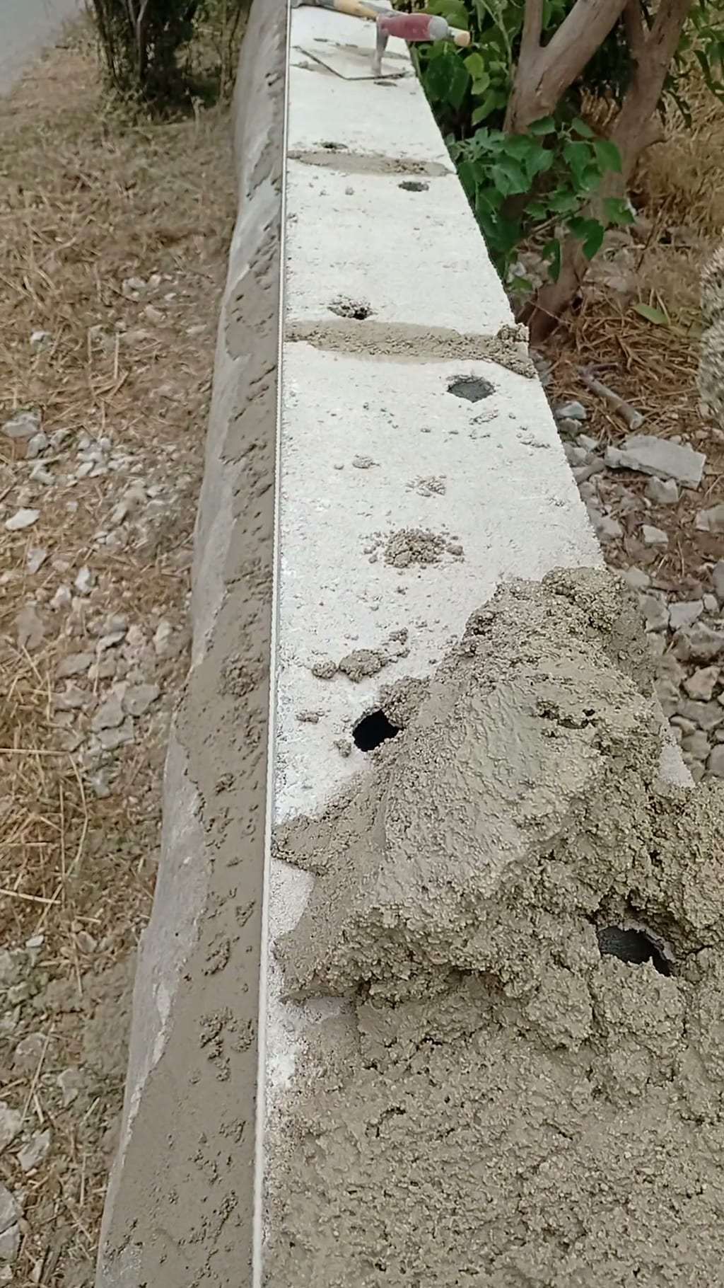 Arase de béton au cordeau sur le muret en pierre de 55 m — Les Cadeneaux, Les Pennes-Mirabeau