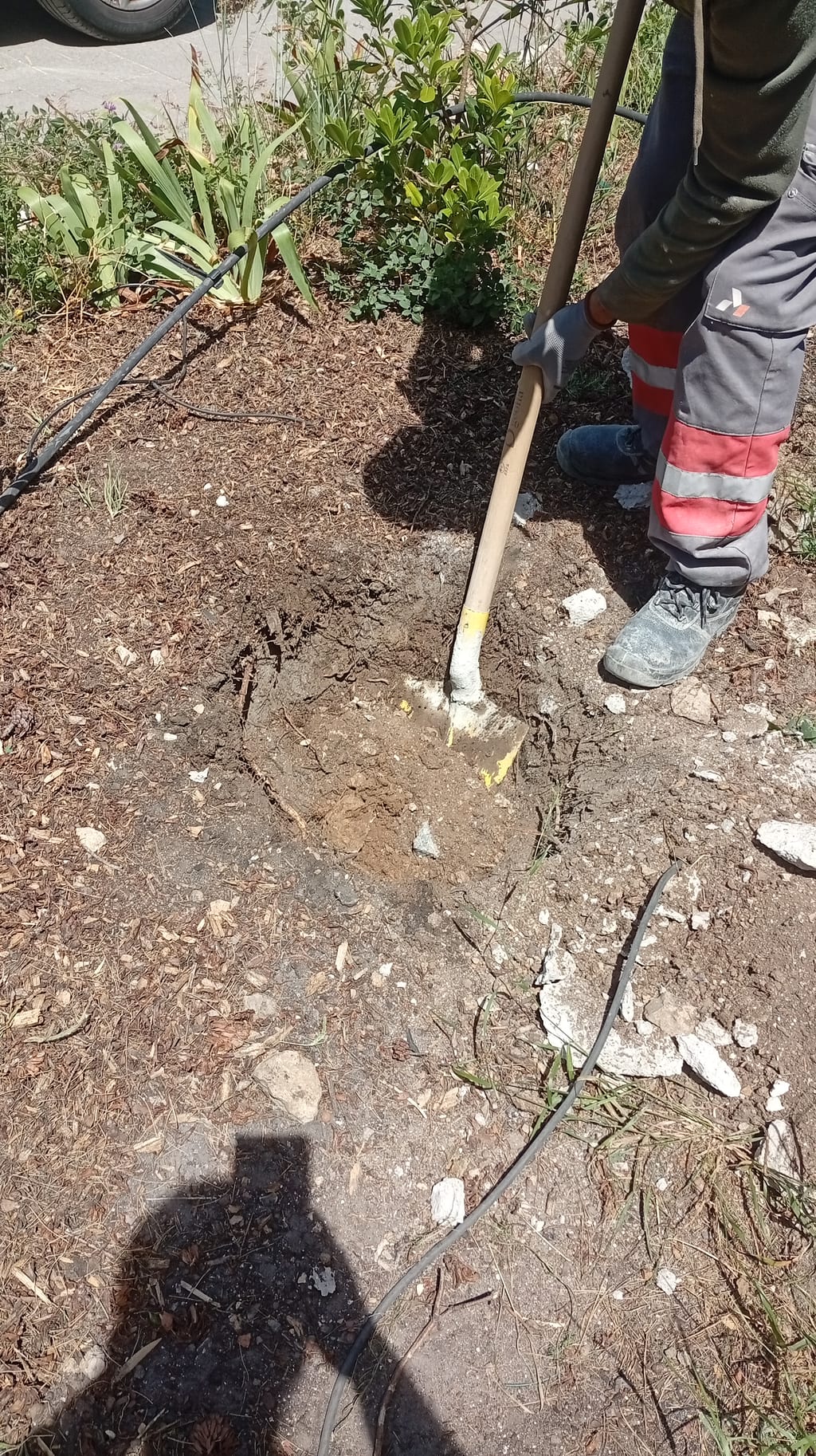 Fouille de plot de scellement creusée à la pioche pour un poteau de grillage rigide — Les Cadeneaux, Les Pennes-Mirabeau