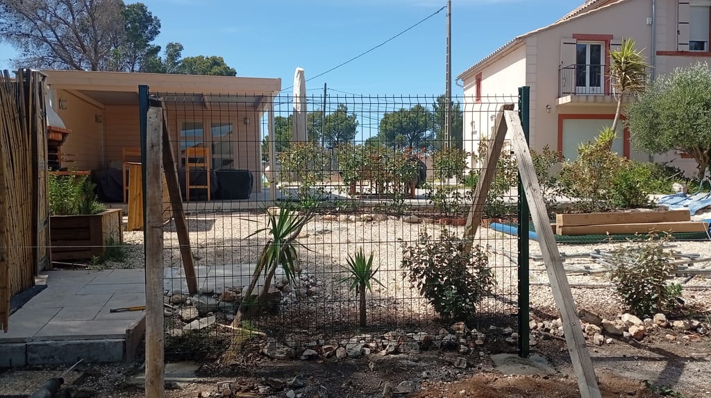 Clôture en grillage rigide vert posée le long d'un jardin paysager avec brise-vue bambou — Les Pennes-Mirabeau