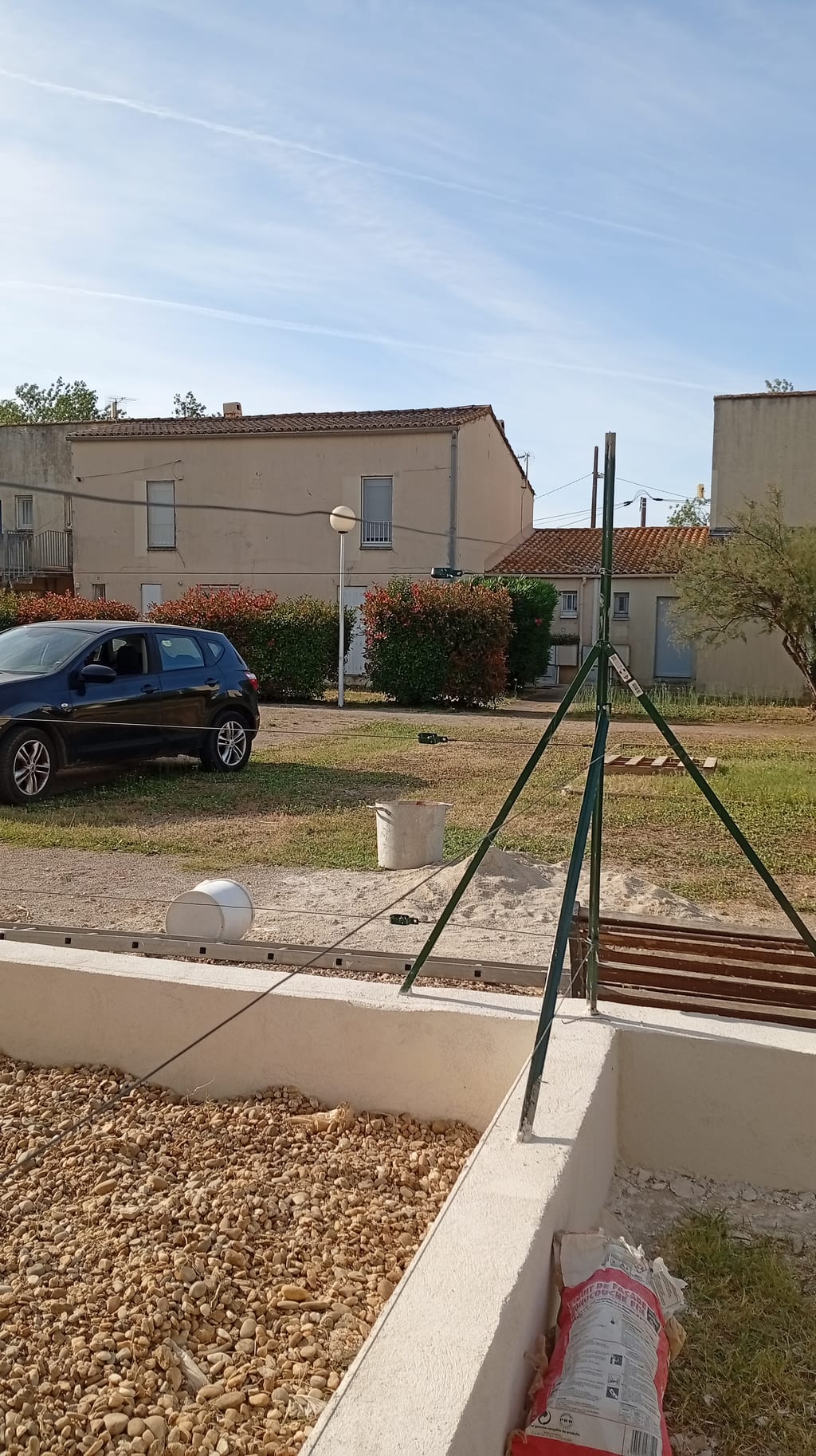 Muret enduit ton pierre et fil de tension avant pose du grillage souple — chantier Miramas
