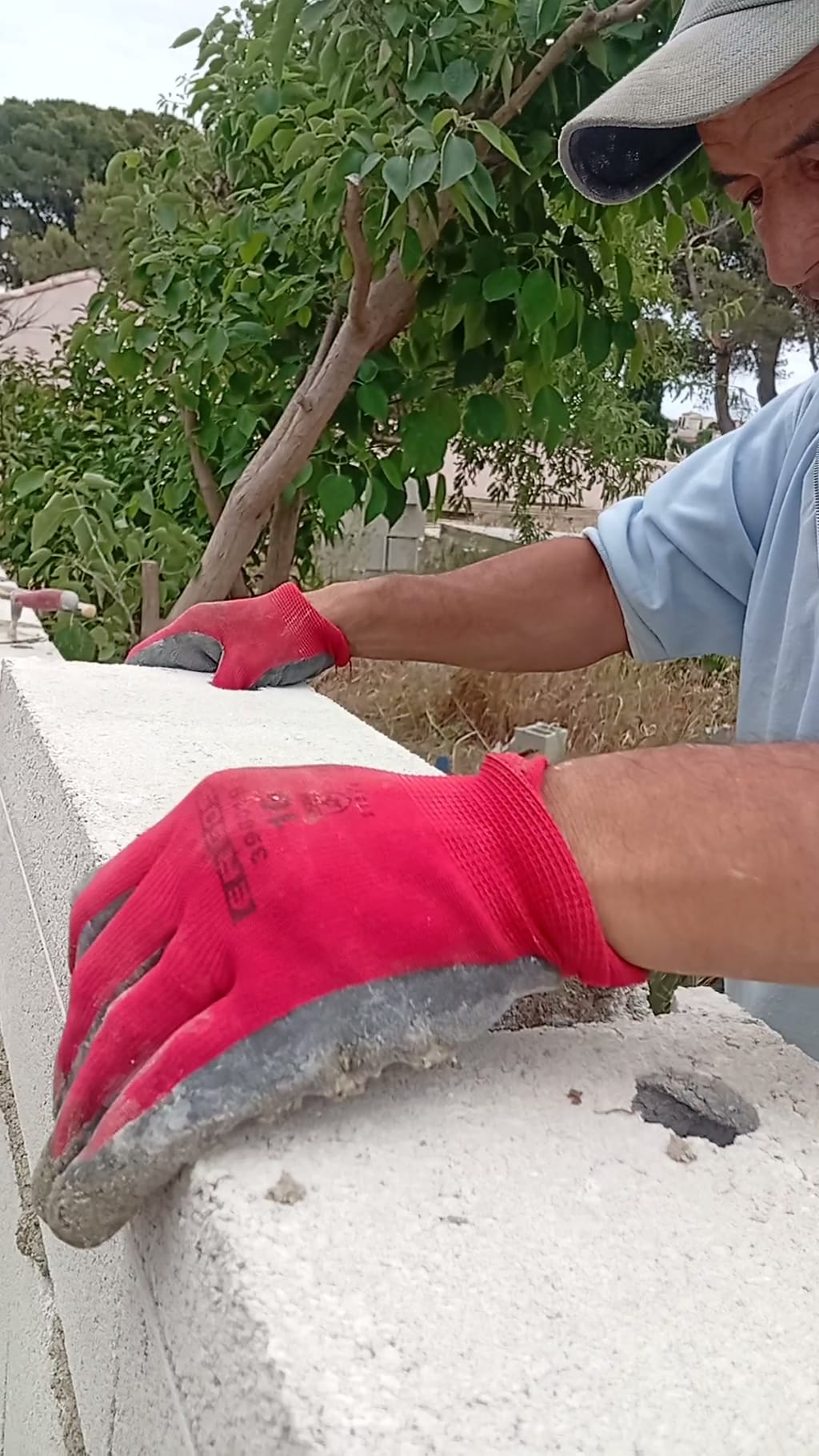 Pose du couronnement sur bain de mortier frais, mur de clôture des Cadeneaux