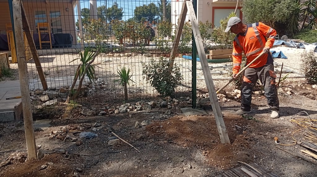 Pose de 30 m de grillage rigide vert scellé sur plots — chantier après incendie aux Cadeneaux
