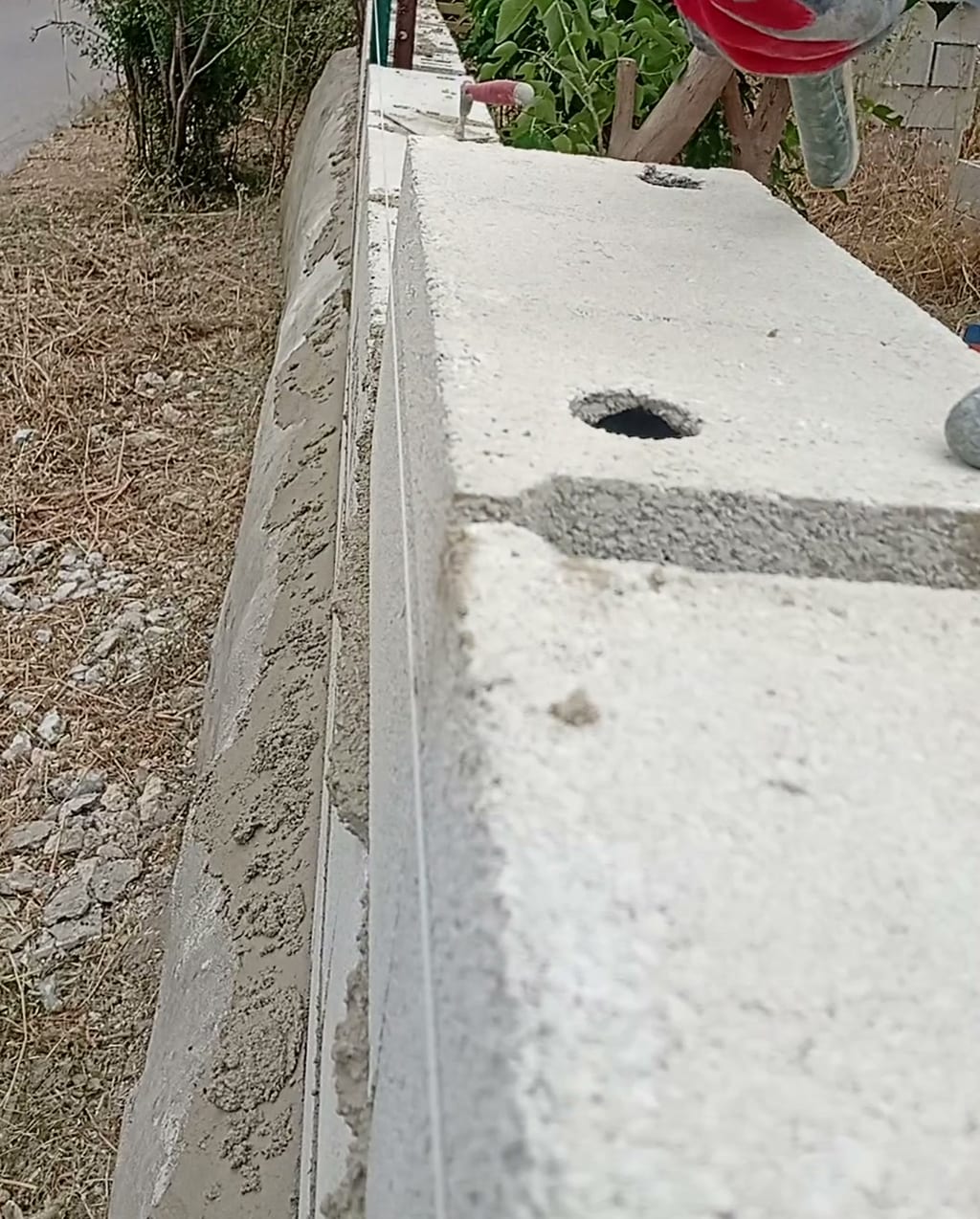 Couronnement réglé au cordeau avec réservation ronde pour poteau — mur de clôture Les Pennes-Mirabeau