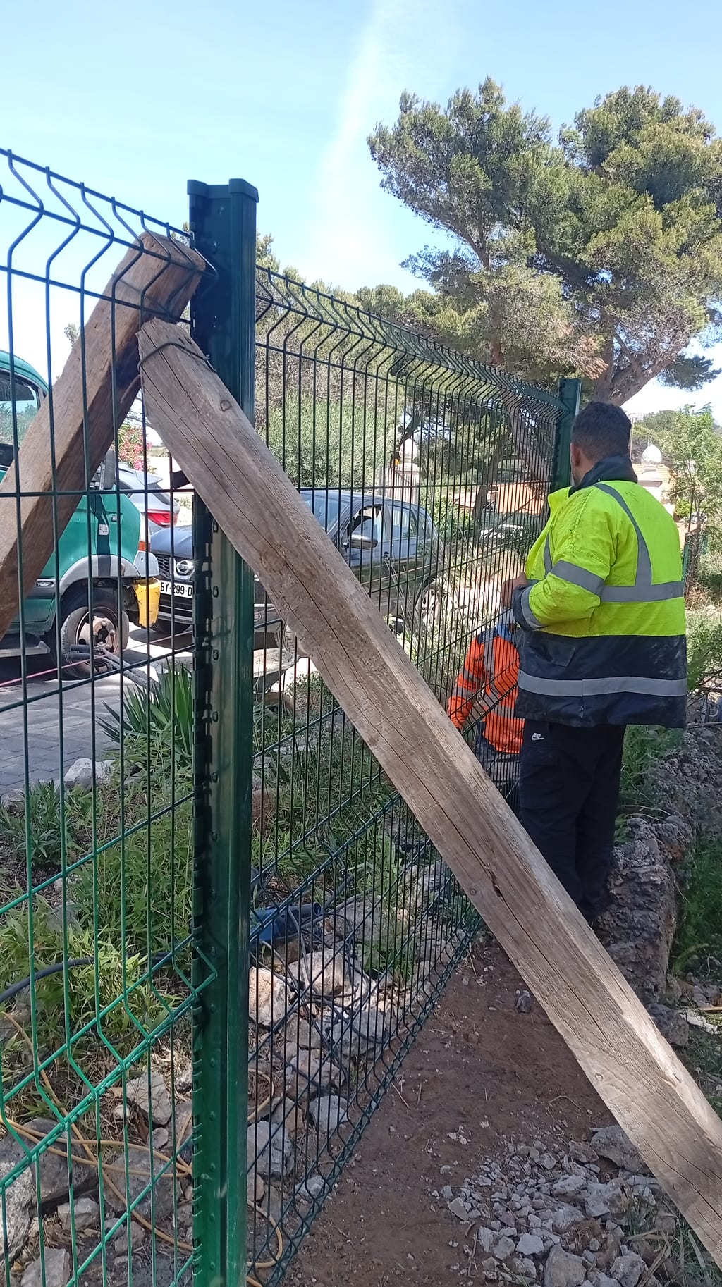 Réglage d'un panneau de grillage rigide vert RAL 6005 sur son poteau, teinte coordonnée sur tout le linéaire — Les Pennes-Mirabeau
