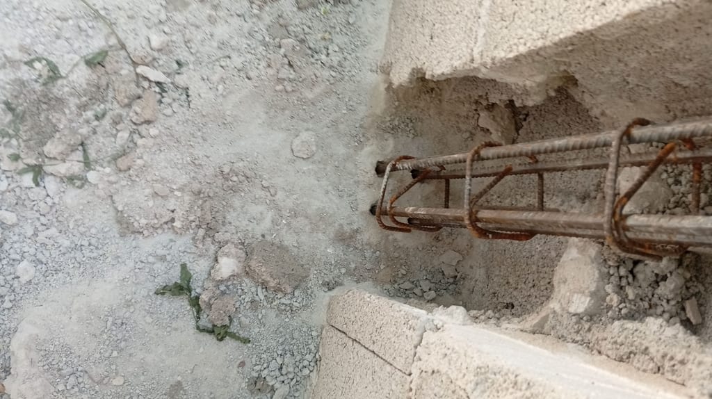 Cage d'armature du chaînage horizontal posée sur l'arase du mur avant coulage — extension toit plat Marseille 13008