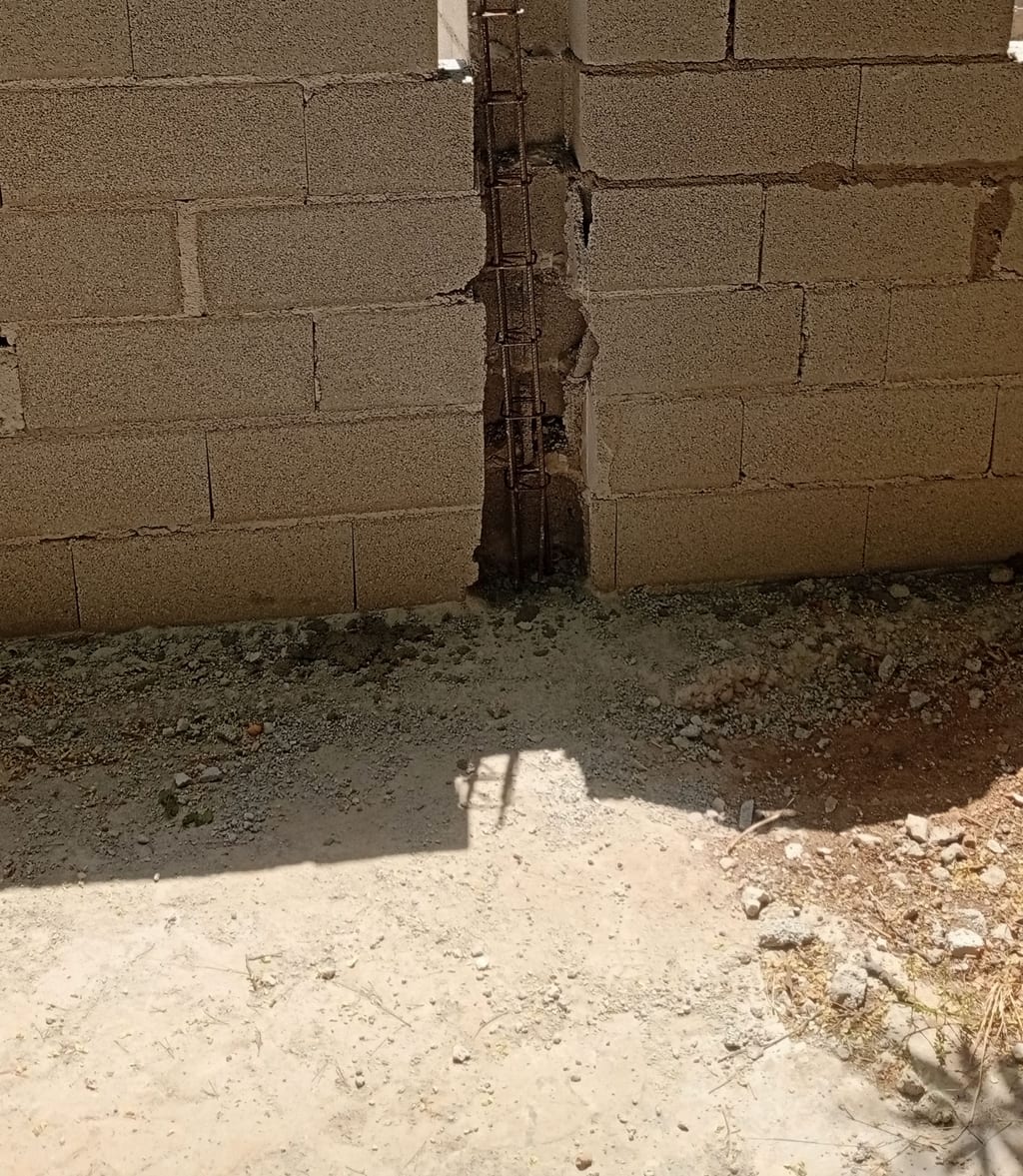 Chaînage vertical armé dans la réservation entre deux murs en agglo — extension Marseille 13008