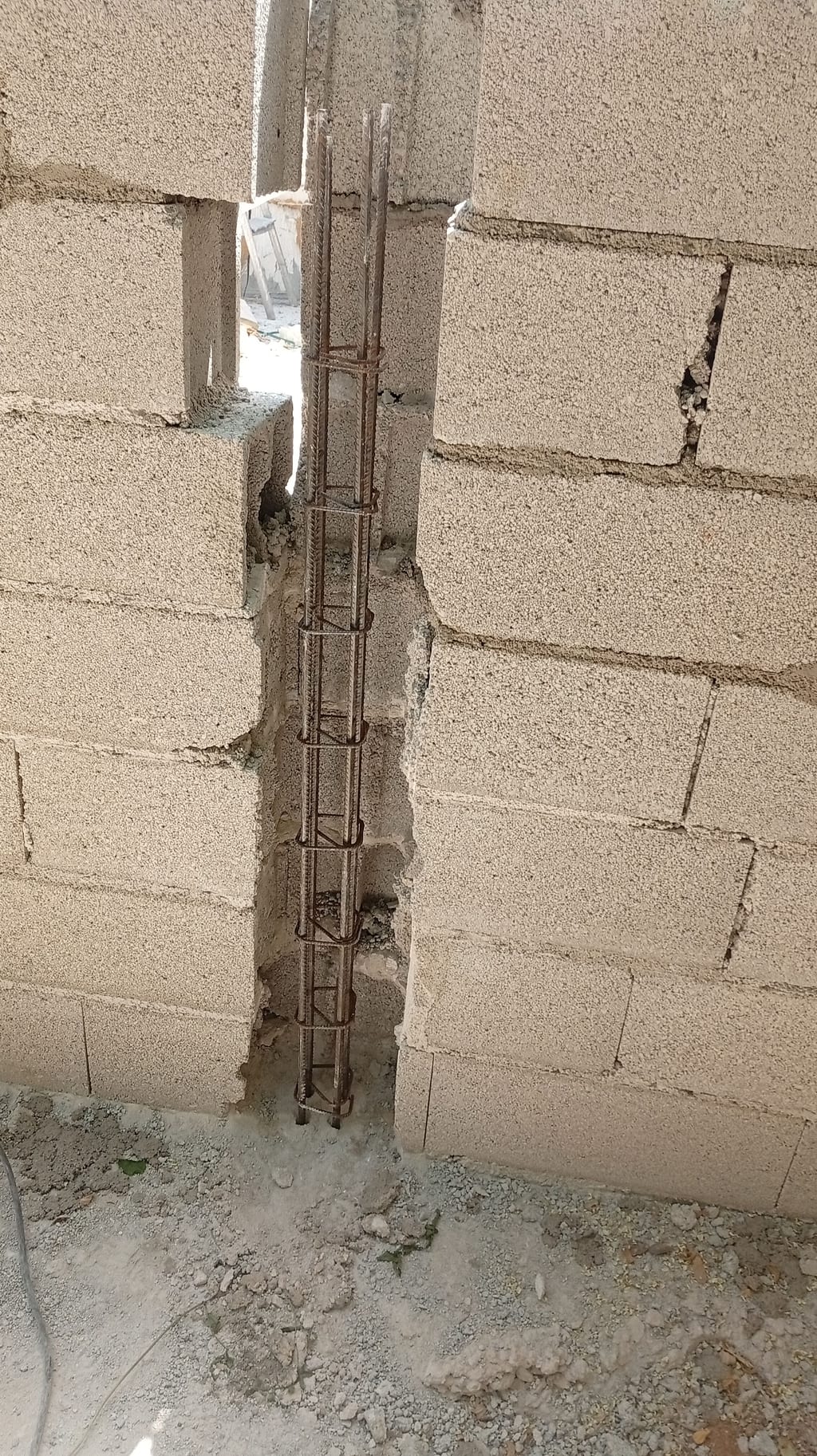 Cage d'armature d'un poteau raidisseur en attente entre deux pans de mur en agglo — extension Marseille 13008